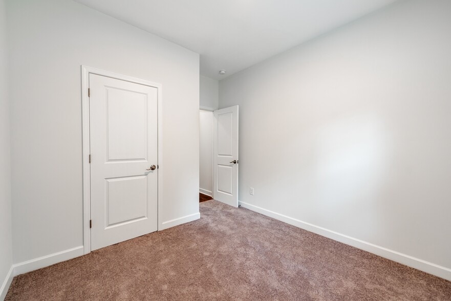 Building Photo - 922 W Davidson Ave