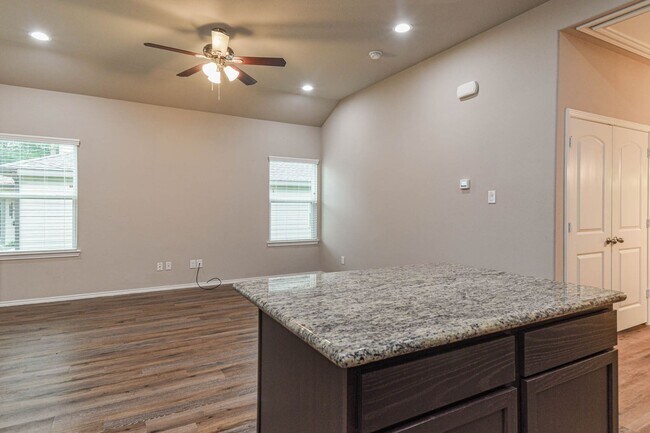 Building Photo - 15633 Sycamore Dr