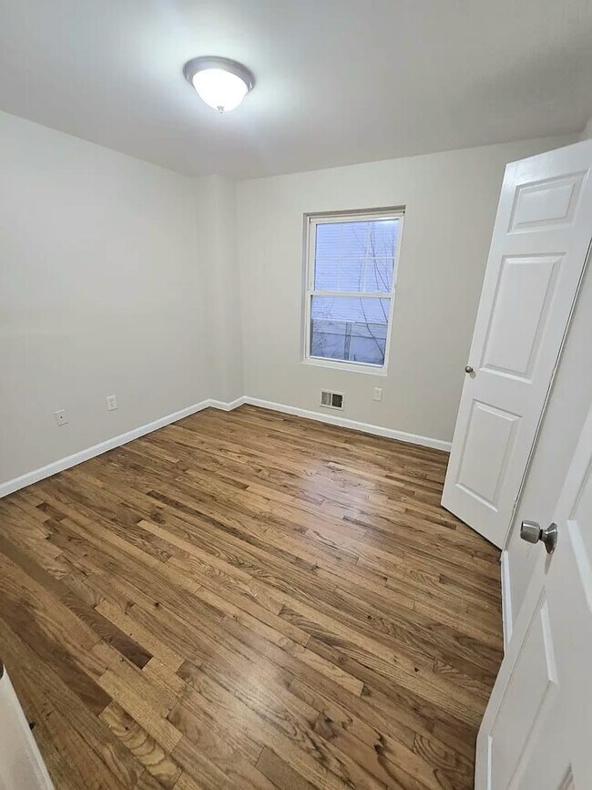 Building Photo - 305 S 6th St