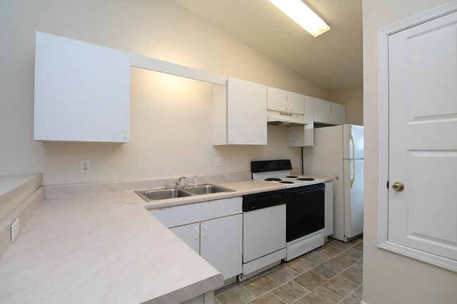 Building Photo - 2 bedroom 1 bathroom home with an open liv...