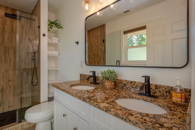 Building Photo - Mountain Lux Home - Centrally Located in Brevard! Furnished Mid- Term Rental Available from Novem...