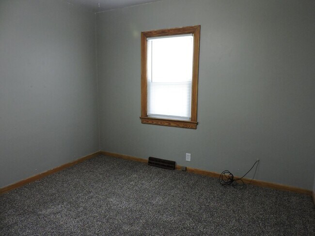 Building Photo - 3 bedroom, 1 bath house