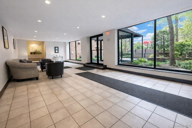 Building Photo - 10 Franklin Ave