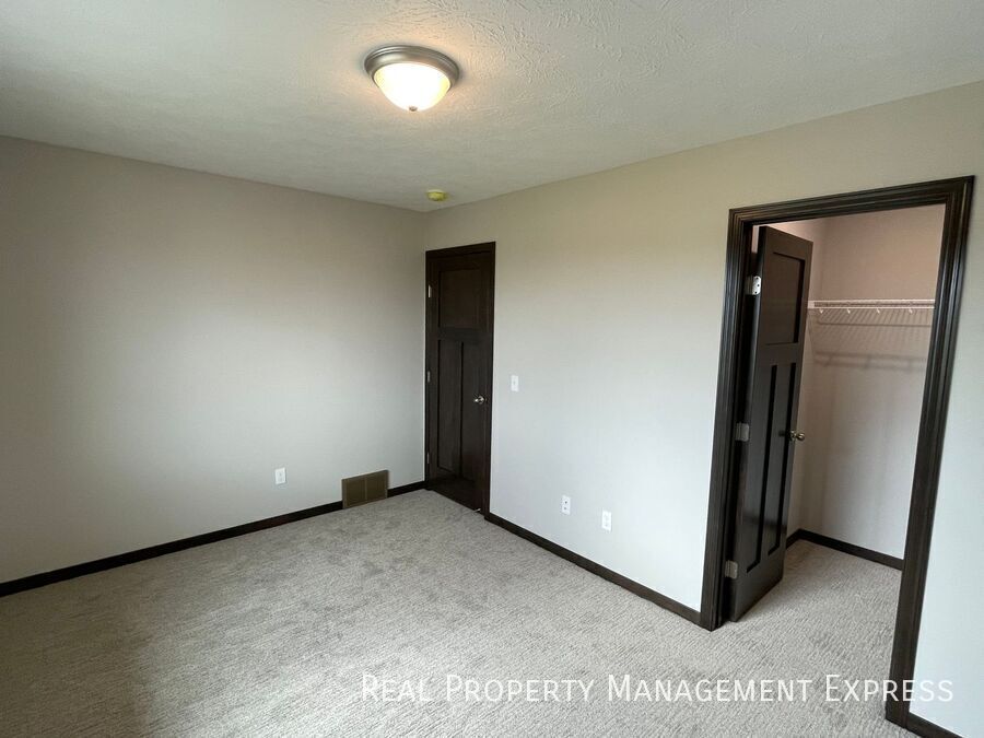 Building Photo - 3 Bed 2.5 Bath Townhome in West Sioux Falls