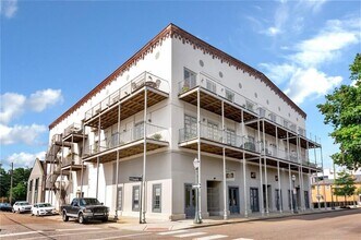 Building Photo - DOWNTOWN LIVING AT ITS FINEST!