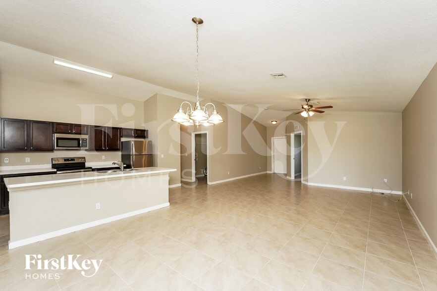 Building Photo - 283 SW Tulip Blvd