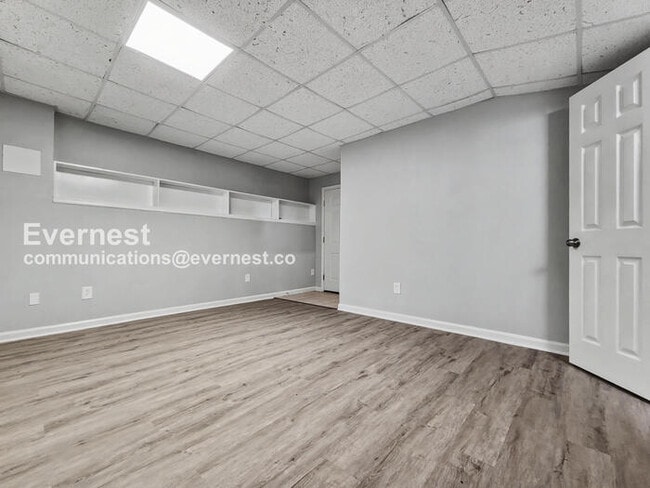 Building Photo - 3 Bed, 3 Bath with Fenced Yard & Garage / Pet-Friendly / Available Now!