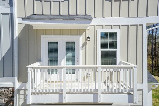 Building Photo - Four Bedroom Townhome!