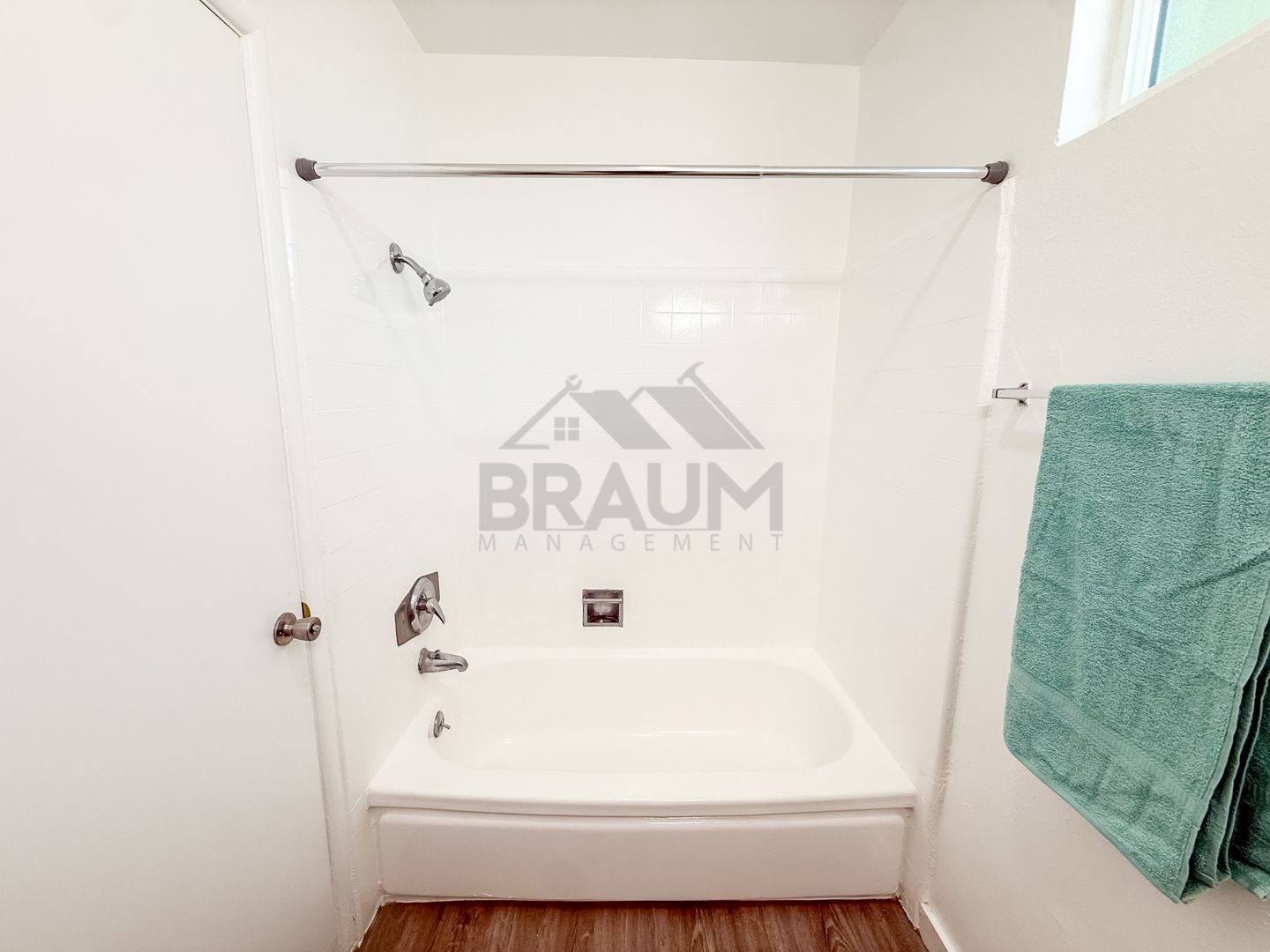 Building Photo - 15546 Vanowen St