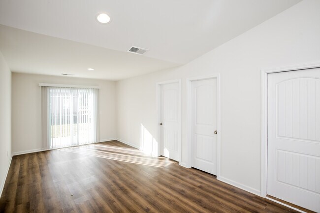 Building Photo - 485 Conifer St