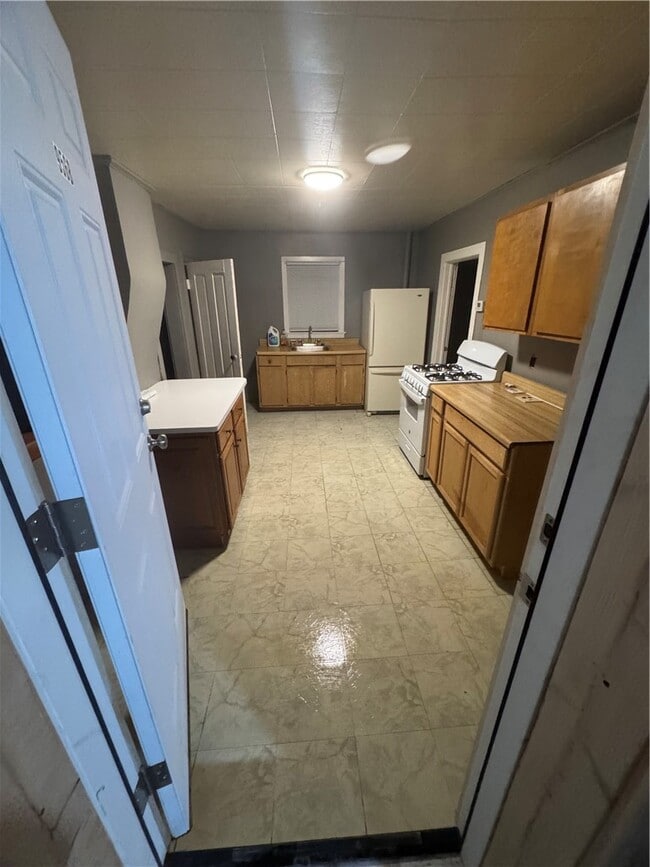 Building Photo - 956 Manitou Rd