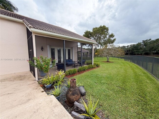 Building Photo - 3279 Huntington