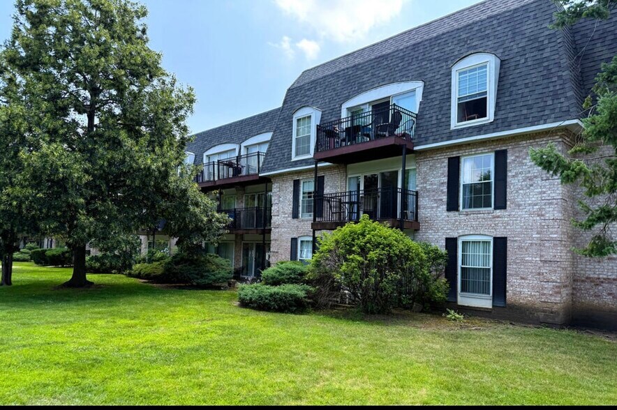 Building Photo - 5400 Carriageway Dr