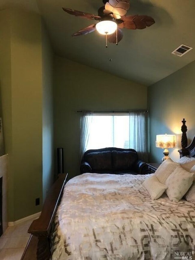 Building Photo - Gorgeous 3 bedroom 2.5 bath 2 story Townho...