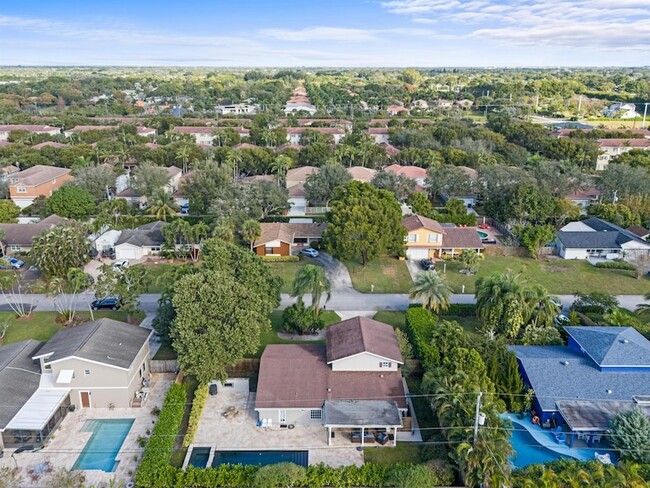 Building Photo - 4610 Pine Tree Dr