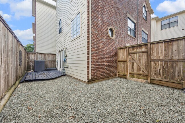 Building Photo - 5813 Darling St