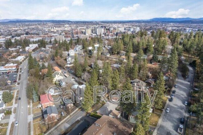 Building Photo - 827 W 11th Ave