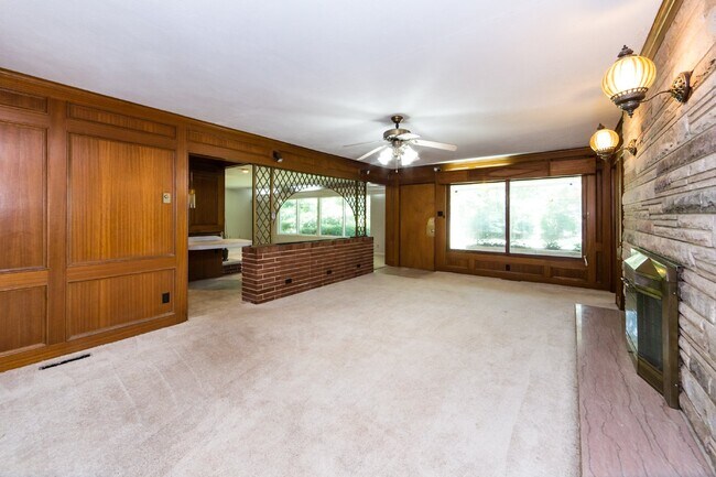Building Photo - "Charming 3-Bedroom Oasis with 2 Full Baths – Spacious 2,295 Sq Ft Home in Charlotte's Heart!"