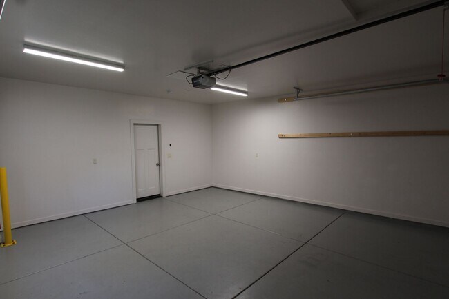 Building Photo - 3BR Home in Mountainaire | Open Layout + Fenced Yard