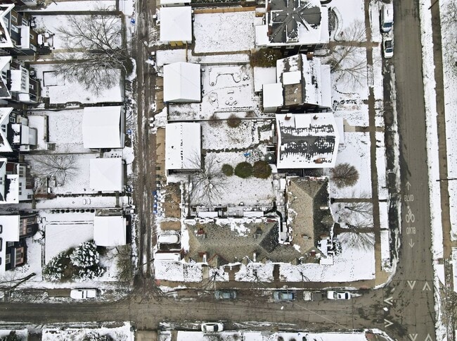 Building Photo - 2 Bedroom, 2 Bath Townhome located directly across from Franklin Park Conservatory