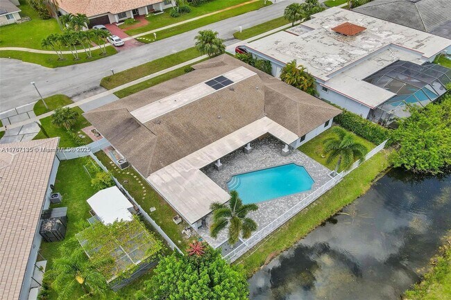 Building Photo - 16610 Royal Poinciana Ct