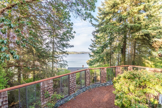 Building Photo - 2 Bed+ 2 Bath Home With Water View