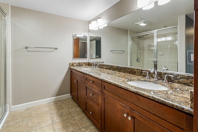 Building Photo - Beautiful & spacious 2 bedroom end unit condo in coastal Oceanside