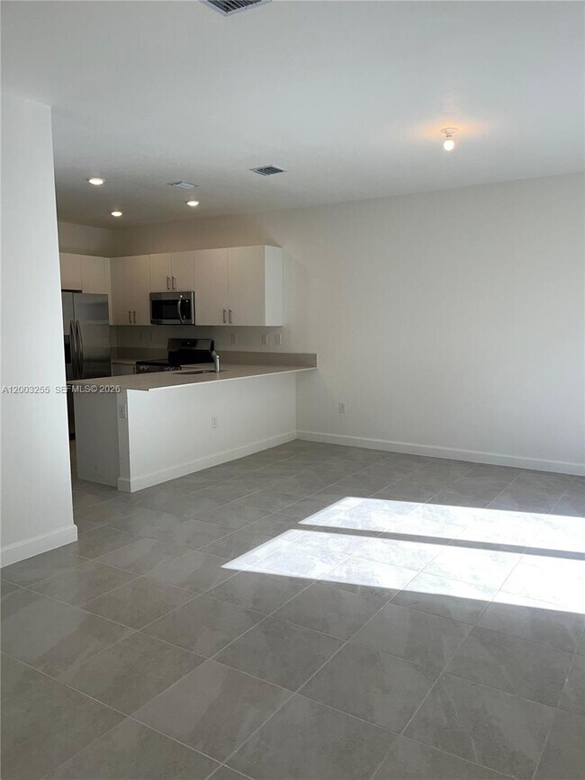 Building Photo - 2679 SE 25th Ter