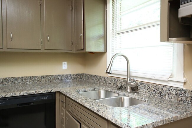 Building Photo - You’ll Love the Layout & Luxury Touches in...