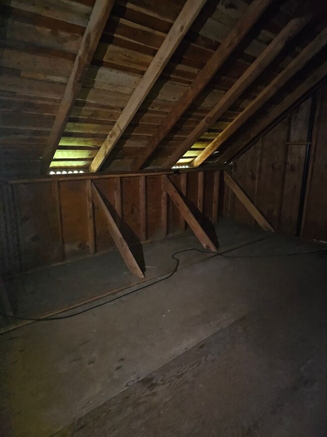 Building Photo - TRADITIONAL HOME IN PALISADES NEIGHBORHOOD...