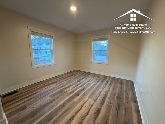 Building Photo - 703 W 7th St