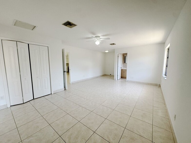 Building Photo - 630 105th Ave N