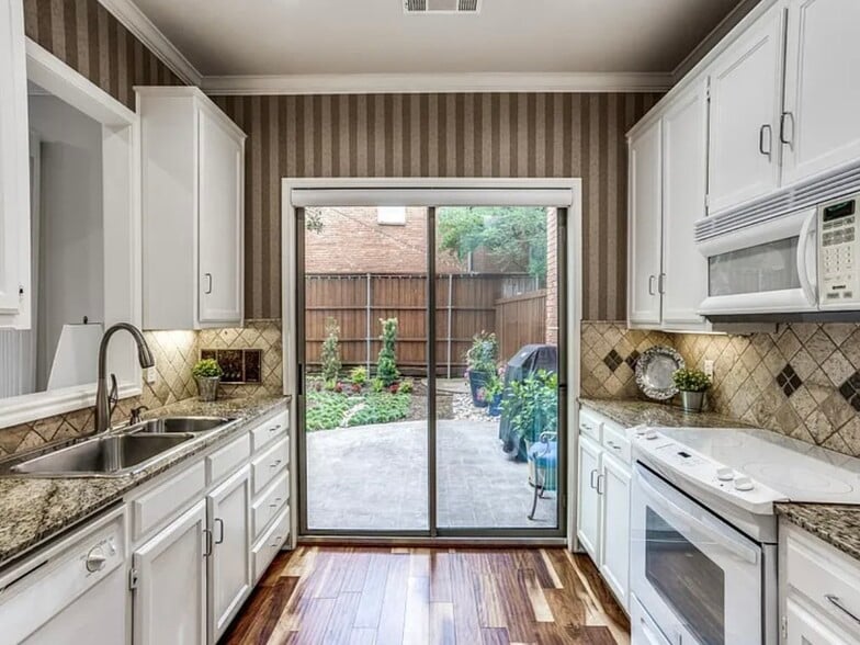 Kitchen - 5734 Remington Park Sq