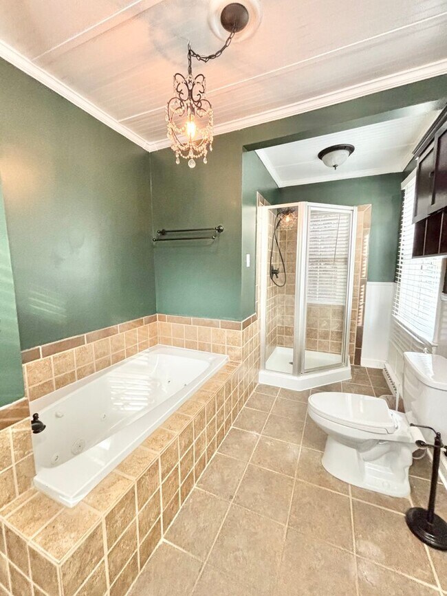 Building Photo - Spacious 3 Bedroom Convenient to Downtown High Point!