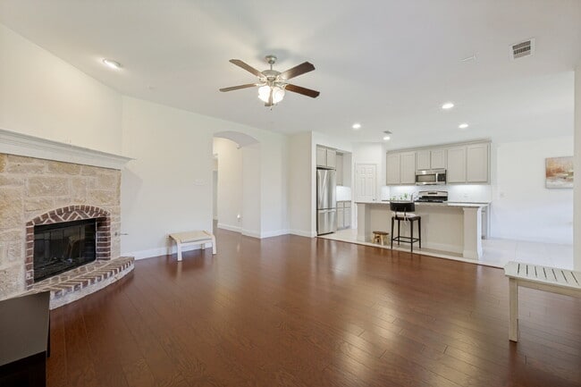 Building Photo - Beautiful Open-Concept Home with Large Backyard