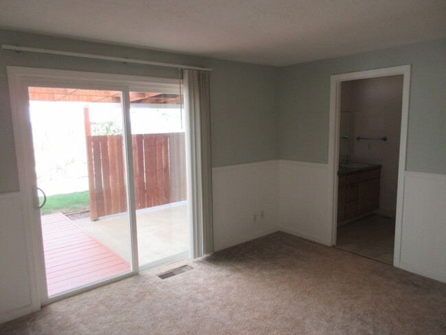 Building Photo - Well Maintained Three Bedroom in Keizer