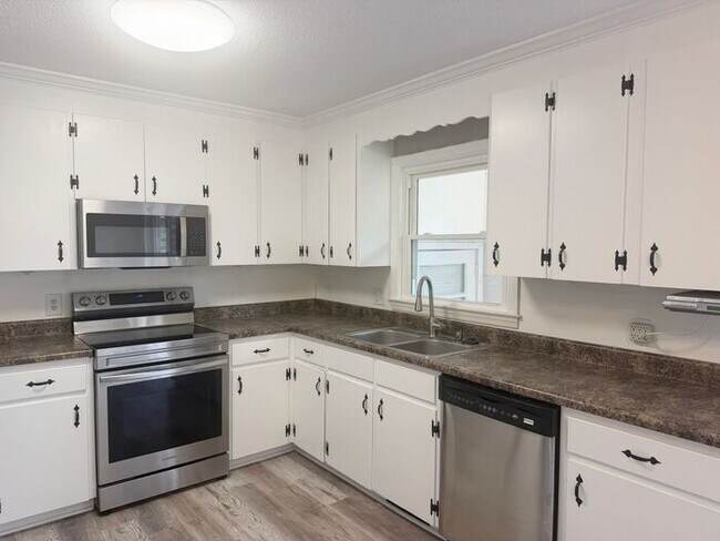 Building Photo - Central Wilmington, popular school districts,2 car garage/RV/Boat parking 3/4 bedroom/fenched/Liv...