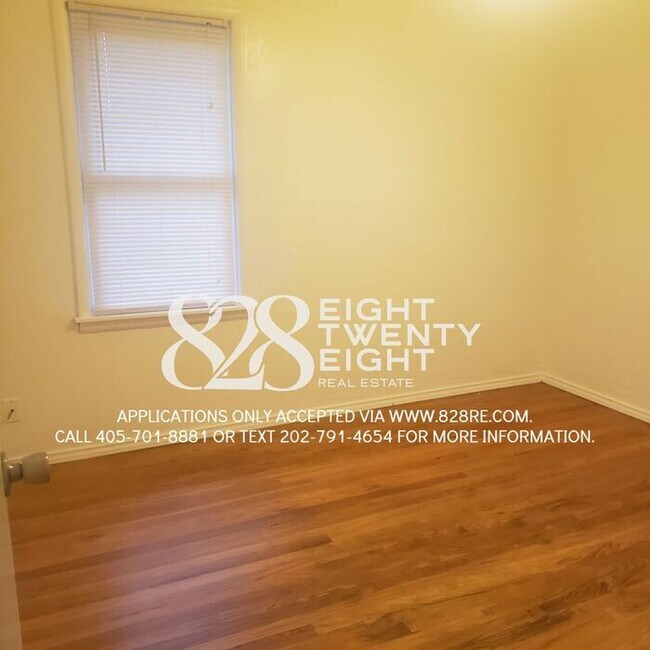 Building Photo - *AVAILABLE NOW!* 4 bed/1 Bath House with an Awesome Backyard!