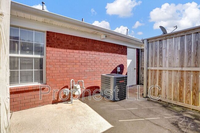 Building Photo - 866 Barrington Woods Cove