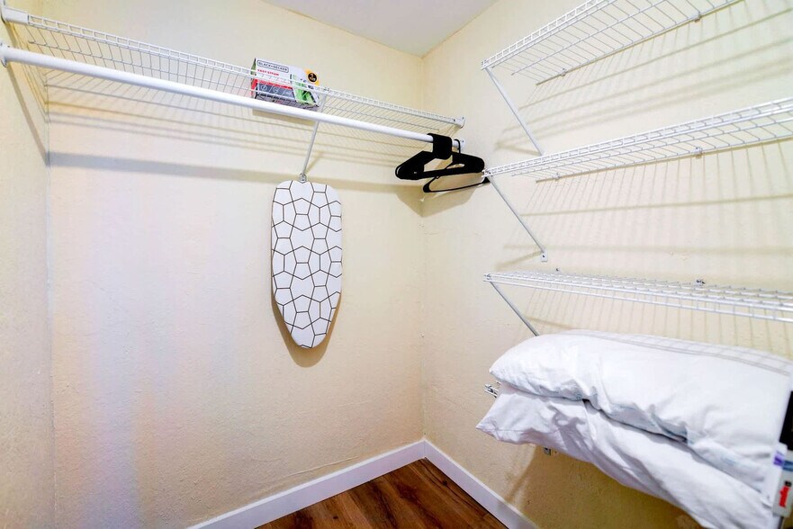 Building Photo - 700 SW 11th Ave