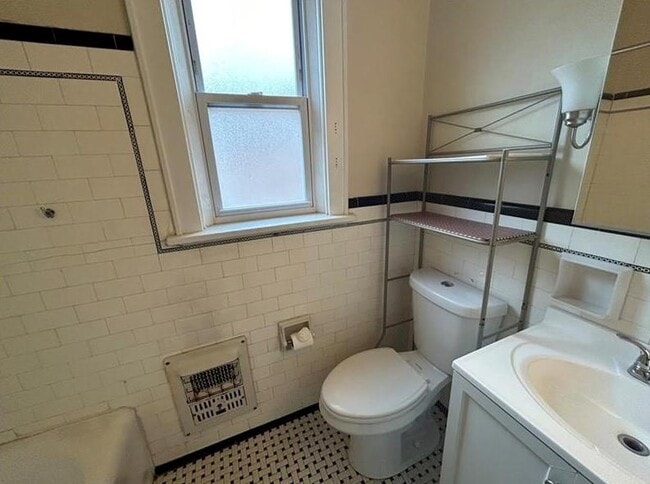 Building Photo - 116 Bigham St