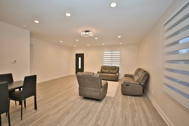 Building Photo - 4616 N Kostner Ave