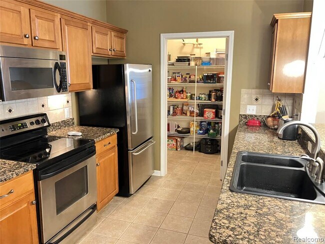 Building Photo - 331 Scio Village Ct