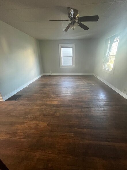 Living room - 1212 W Carson St