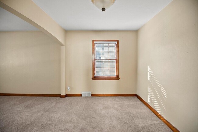 Building Photo - 1700 E Menlo Blvd