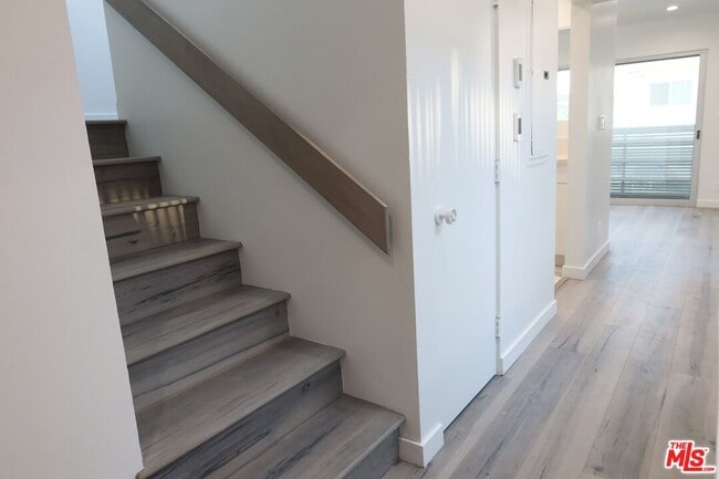 Building Photo - 21 1/2 Wavecrest Ave