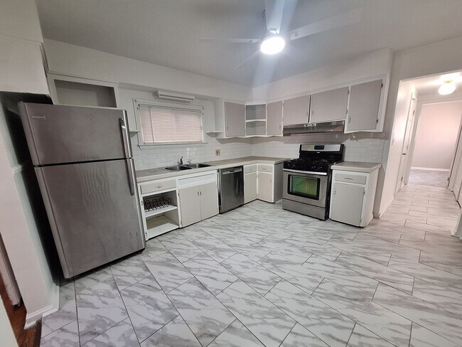 Building Photo - Harper Woods bungalow