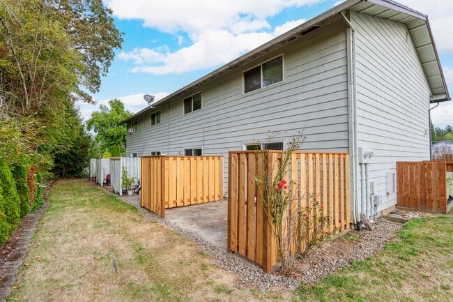 Building Photo - END UNIT!!  2 BEDROOM & 1 .5 BATH TOWNHOUSE