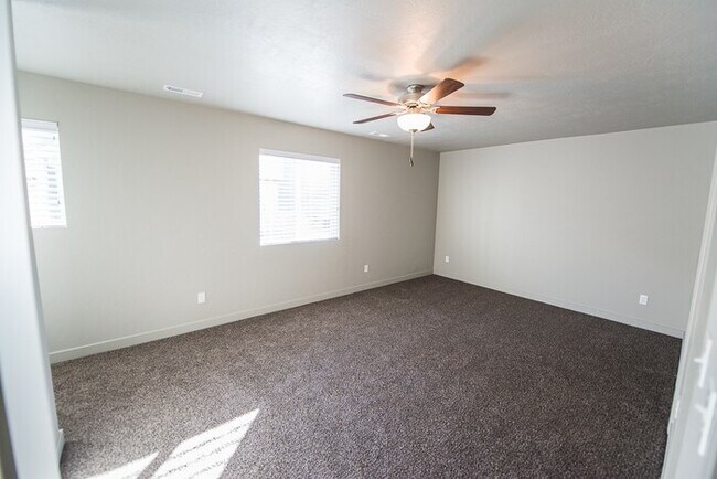 Building Photo - Townhome with 2-Car Garage!