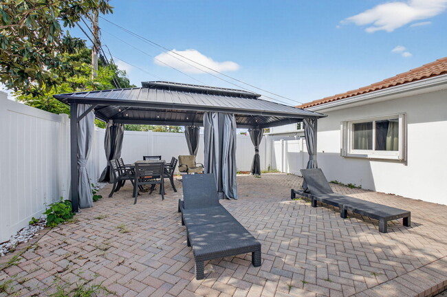 Building Photo - 1012 W Camino Real